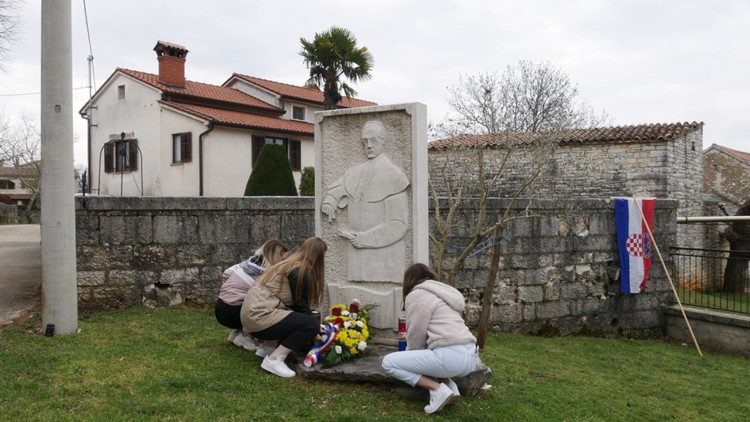 Reljef biskupa Dobrile ispred rodne kuće u Ježenju