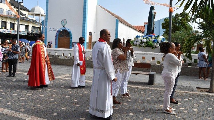 Prociss&atilde;o com a imagem de Nossa Senhora das Dores em Santa Maria