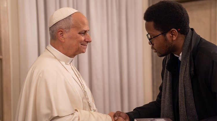 El Papa saluda a uno de los j&oacute;venes