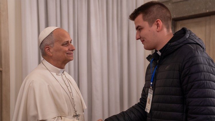 Il saluto del Papa a uno dei presenti all'incontro di Castel Gandolfo