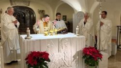El cardenal Koch preside, en alemán, la santa misa en el tercer aniversario del fallecimiento del Papa Benedicto XVI.