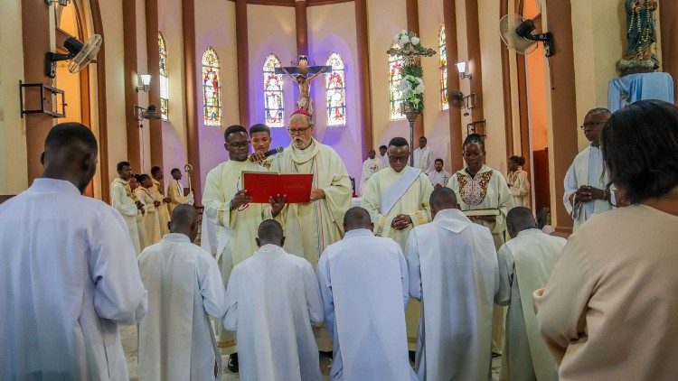 Papież wezwał do szczególnej troski o formację lektorów i posługujących w liturgii Słowa