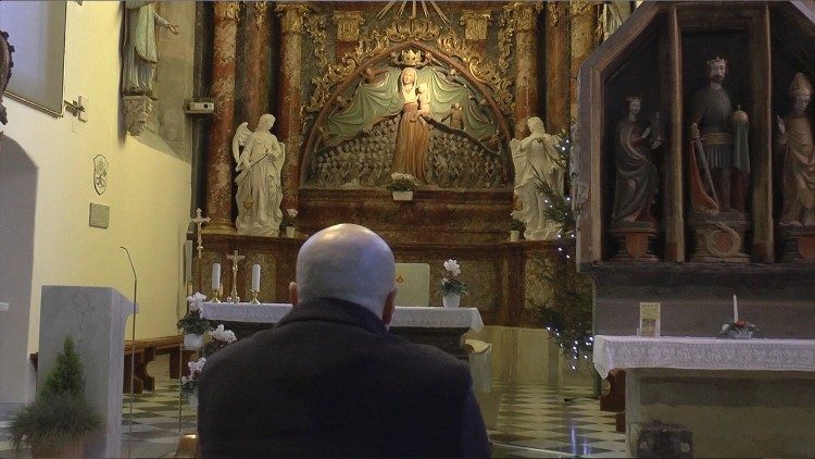 Pater Toni Brinjovc v molitvi pred ptujskogorsko Marijo Zavetnico s plaščem