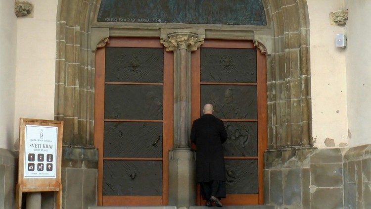 Pater Toni Brinjovc pred vhodom v baziliko.