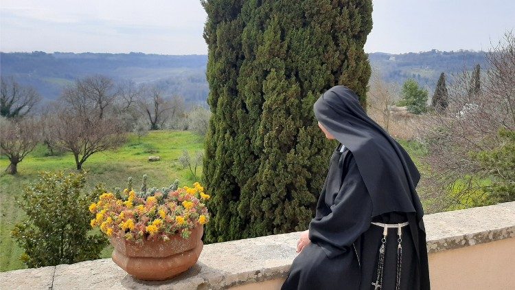 „Říká se, že utíkáme ze světa, ale je to přesně naopak: noříme se do něj hlouběji, abychom mu mohli sloužit modlitbou...“