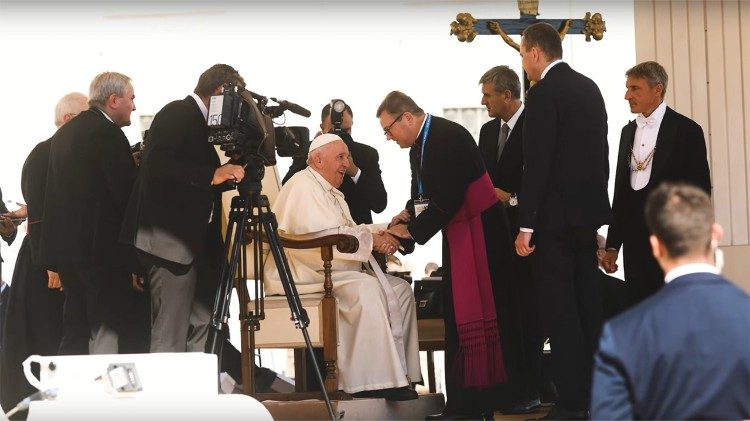 Przewodniczący Watykańskiej Fundacji Jana Pawła II, ks. prał. dr Paweł Ptasznik, na spotkaniu z Papieżem Franciszkiem, w czasie obchodów 40-lecia Fundacji w Watykanie (2022) (YouTube @VaticanJP2)