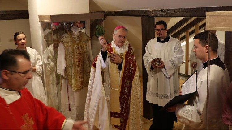 Nadbiskup Dražen Kutleša blagoslivlja spomen-zbirku bl. Alojzija Stepinca u Krašiću  (Foto: TUZGN)