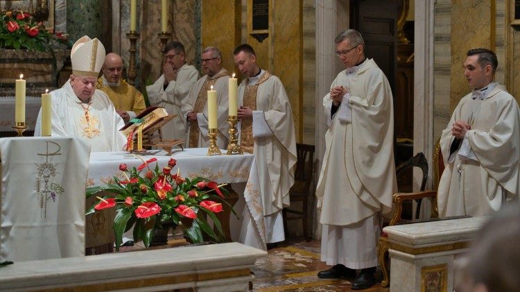 Kard. Stanisław Dziwisz przewodniczący Eucharystii w kościele św. Stanislawa BM w Rzymie 