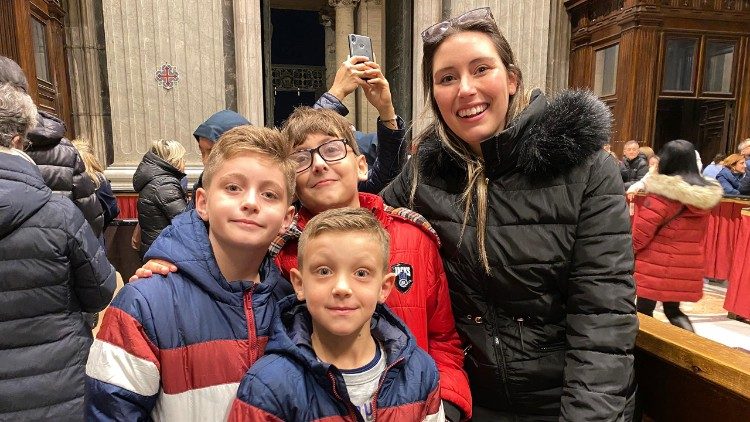 Jéssica e parte da família após o encontro com o Santo Padre