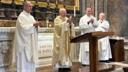 Abp Marek Jędraszewski przewodniczący Mszy św. przy grobie św. Jana Pawła II (ks. Paweł Rytel-Andrianik)