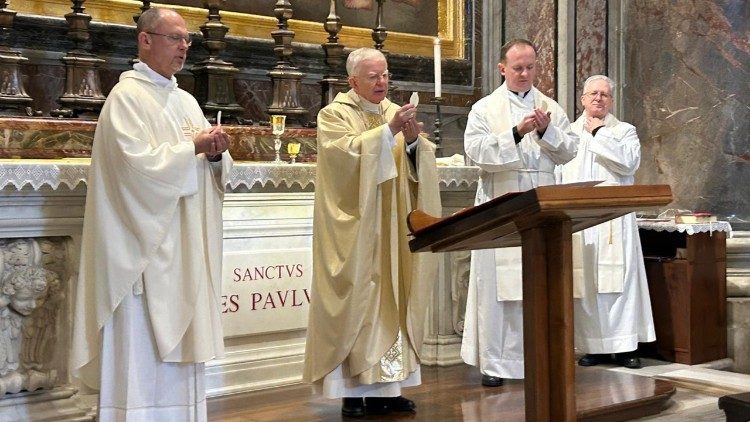Abp Marek Jędraszewski przewodniczący Mszy św. przy grobie św. Jana Pawła II (ks. Paweł Rytel-Andrianik)