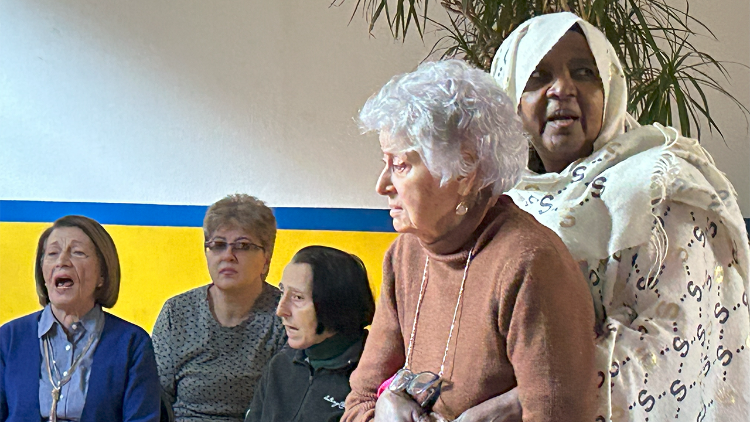 Una donna anziana e la sua careviger