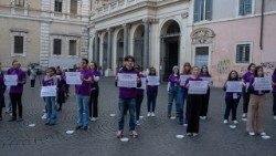 Flashmob contra la trata de personas en la Piazza Santa Maria in Trastevere, Roma, el martes 4 de febrero de 2025.