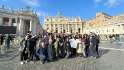 "Meaning Meets Us": Gruppenfoto der Teilnehmer auf dem Petersplatz