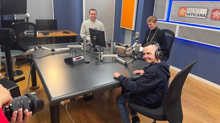 Roman e il papà Yaroslav durante l'intervista con i media vaticani