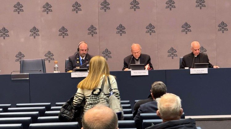Il tenente colonello Ozren Lukenda,  il primo a sinistra durante la conferenza mentre una giornalista pone una domanda
