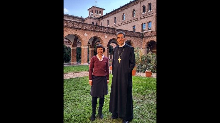 Im Kreuzgang von S. Anselmo: Gudrun Sailer und Abt Bernhard Eckerstorfer