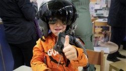 Un paziente pediatrico dell'Ospedale Bambino Gesù di Roma durante un incontro coi piloti del 31° Stormo