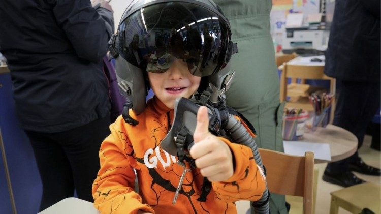 Un paziente pediatrico dell'Ospedale Bambino Gesù di Roma durante un incontro coi piloti del 31° Stormo