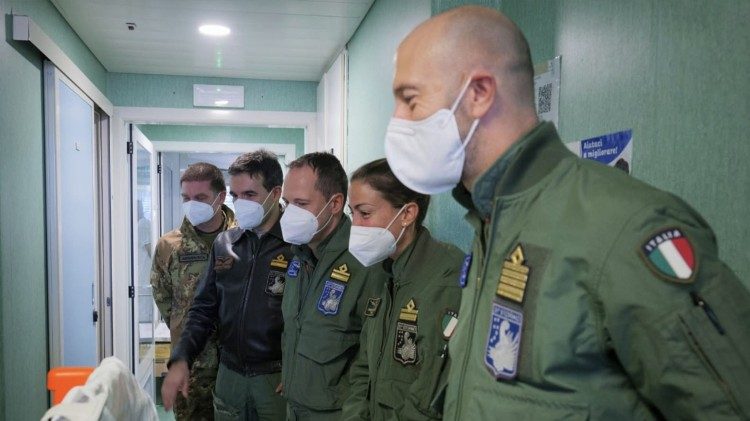 Il Comandante Angori insieme ad altri piloti al Bambino Gesù di Roma