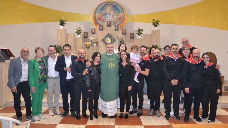 Don Ciro Toscano con la comunità di fedeli