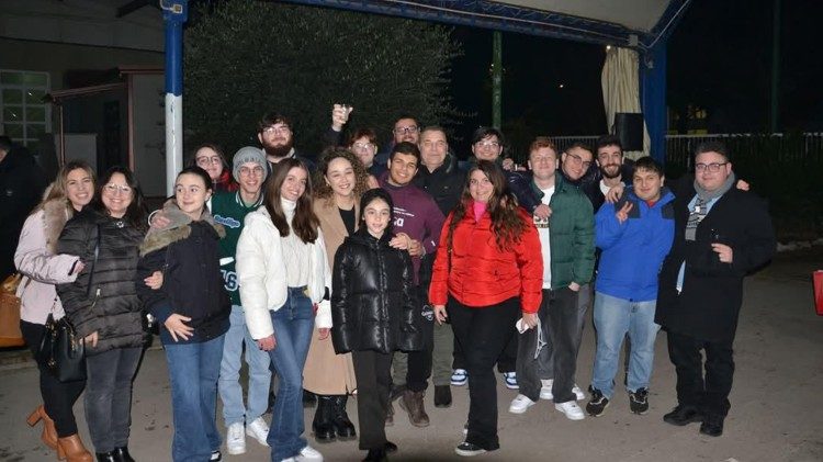 Don Ciro Toscano con i giovani della sua parrocchia