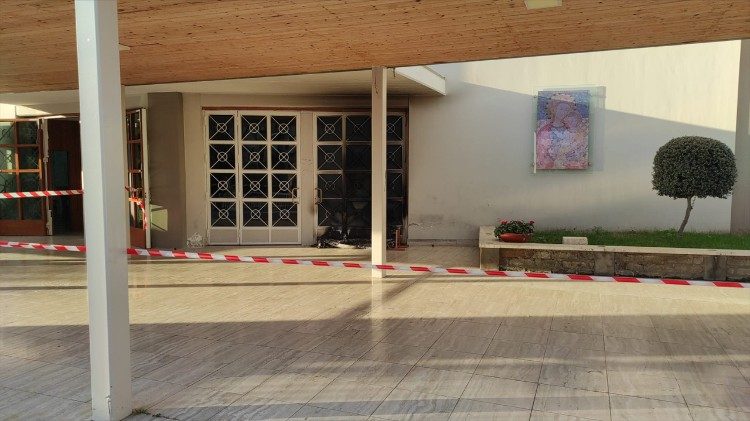 La porta d’ingresso incendiata della parrocchia del Sacro Cuore di Pontecitra