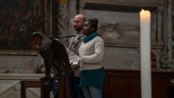 Joy Ezekiel e seu marido durante a vigília de oraçnao contra o tráfico de pessoas na Basílica de Santa Maria em Trastevere, 4 de fevereiro de 2025