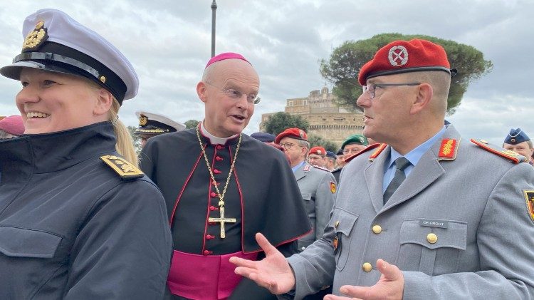 Bischof Franz-Josef Overbeck (Mitte)