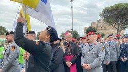 Erzbischof Franz-Josef Overbeck mit der Gruppe von Soldaten in Rom