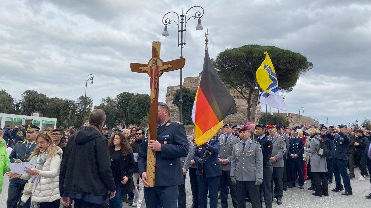 Soldatinnen und Soldaten mit dem Pilgerkreuz unterwegs