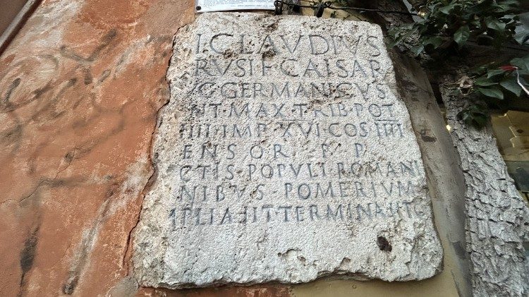 Cippo del Pomerio di Claudio in via del Pellegrino