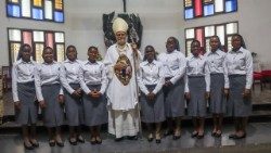 Profissão de 9 Franciscanas Missionárias da Mãe do Divino Pastor (FMMDP), celebração presidida por D. Claudio Dalla Zuanna