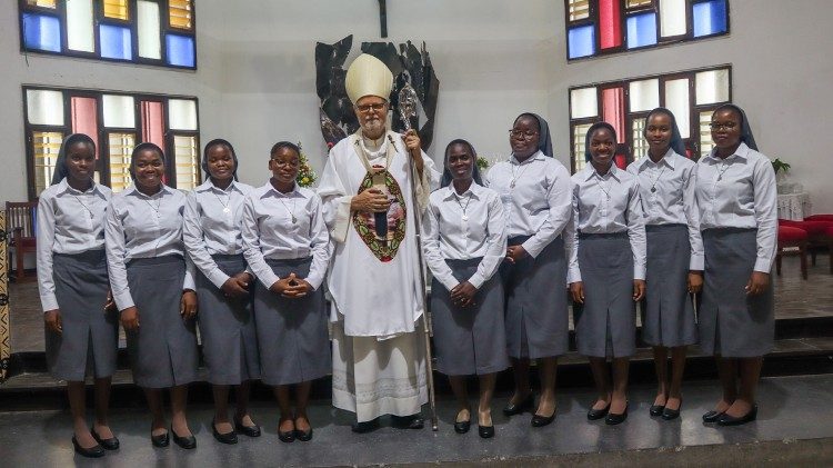 Profissão de 9 Franciscanas Missionárias da Mãe do Divino Pastor (FMMDP), celebração presidida por D. Claudio Dalla Zuanna
