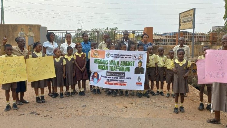 Les participants au lancement de campagne de lutte contre la traite des êtres humains, samedi 8 février 2025.