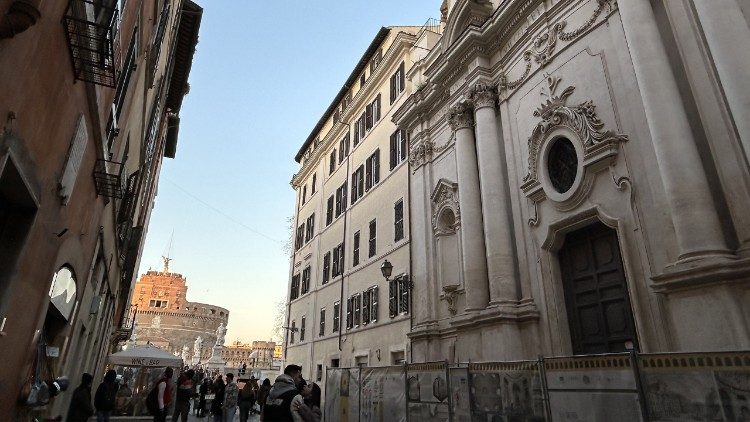 Via del Banco di Santo Spirito con la basilica dei Santi Celso e Giuliano