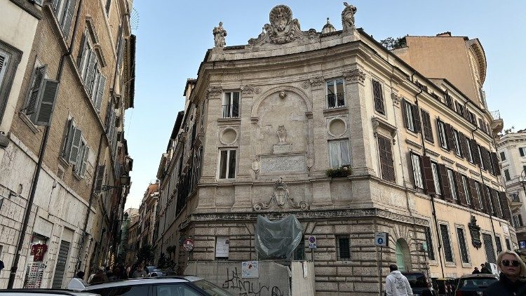 L'inizio di via dei Banchi Nuovi con l'edificio della Zecca