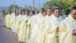 Vue partielle des participants à la 50e Assemblée Générale de l'Union du Clergé Béninois (UCB) au cours d'une procession.