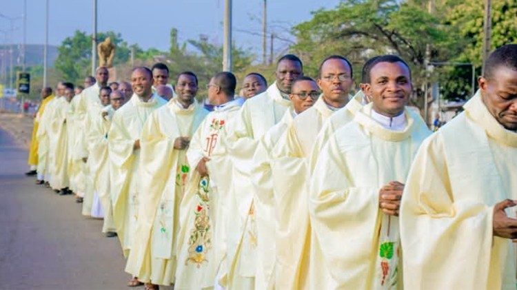 Vue partielle des participants à la 50e Assemblée Générale de l'Union du Clergé Béninois (UCB) au cours d'une procession.