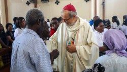 Arcebispo da Beira, Dom Claudio Dalla Zuanna, com os pacientes atendidos pela UCM, na Beira (Moçambique)ì
