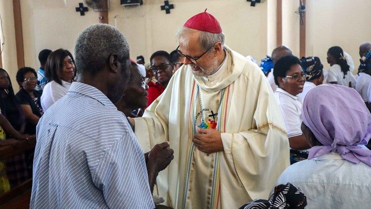 Arcebispo da Beira, Dom Claudio Dalla Zuanna, com os pacientes atendidos pela UCM, na Beira (Moçambique)ì