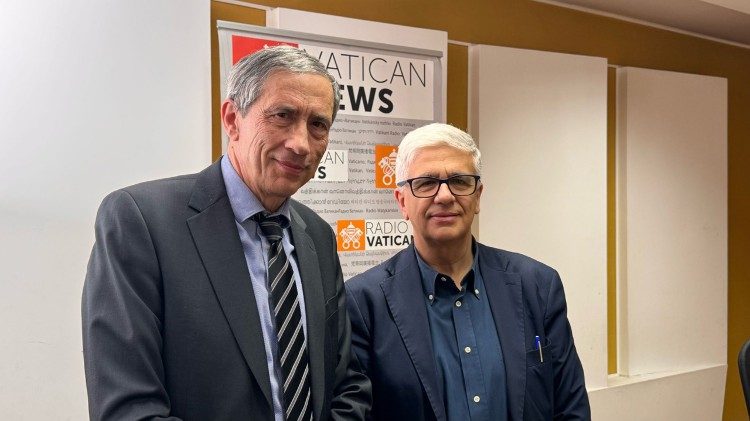 Rektor univerzity v Pise, Riccardo Zucchi, a Andrea Tornielli, ediční ředitel vatikánských médií