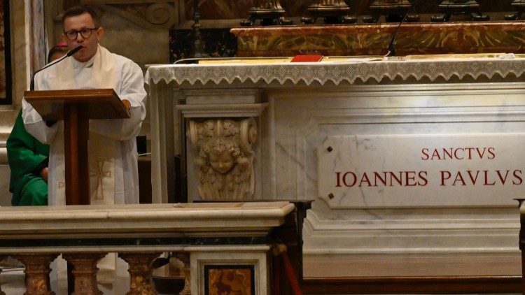 Ks. Maksymilian Lelito podczas Mszy św. przy grobie św. Jana Pawła II (ks. Marek Weresa)