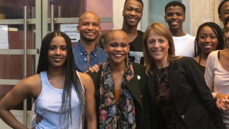 Dada Masilo (centro) em Roma em 2017 ao apresentar a obra ""Giselle" no Teatro Olímpio.  Do lado direito, Linda Bordoni, jornalista sul-africana da Rádio Vaticano. 