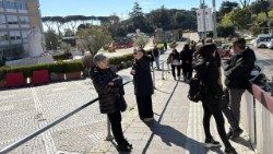 Hívek várakoznak türelmesen az Úrangyala imára a kórház előtt  