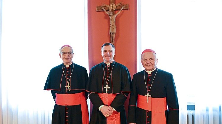 Trys kardinolai: A. J. Bačkis, R. Makrickas ir S. Tamkevičius SJ Vilniuje 2025 vasario 16 d.