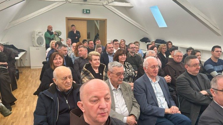 Sudionici predstavljanja zbornika "300 godina franjevačke crkve u Vukovaru"  (Foto: fra Tonio Vučemilović)