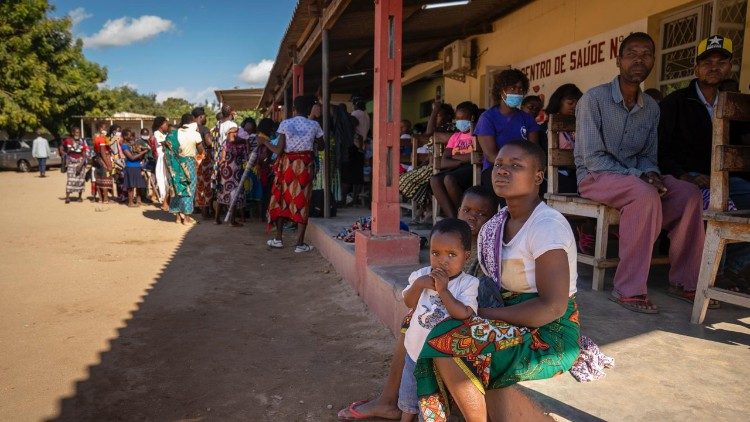 Moçambique, uma mulher com seus filhos