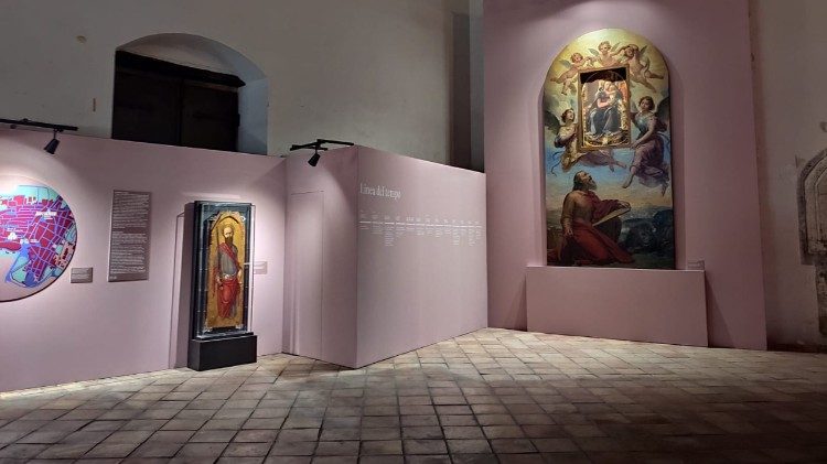 La I sala della mostra con la Pala, opera di Gagliardi nel XIX secolo, dove era inserita la Madonna del Lippi, quando si trovava nella chiesa di San Marco