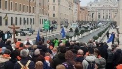 Indul a zarándokok csoportja a Szent Péter bazilika felé